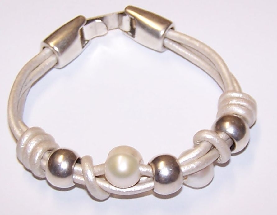 Brazalete Pulsera  5 Cuero 2mm 3 Bolas 2 Perlas y cierre Gancho Zamak Hecho a Mano